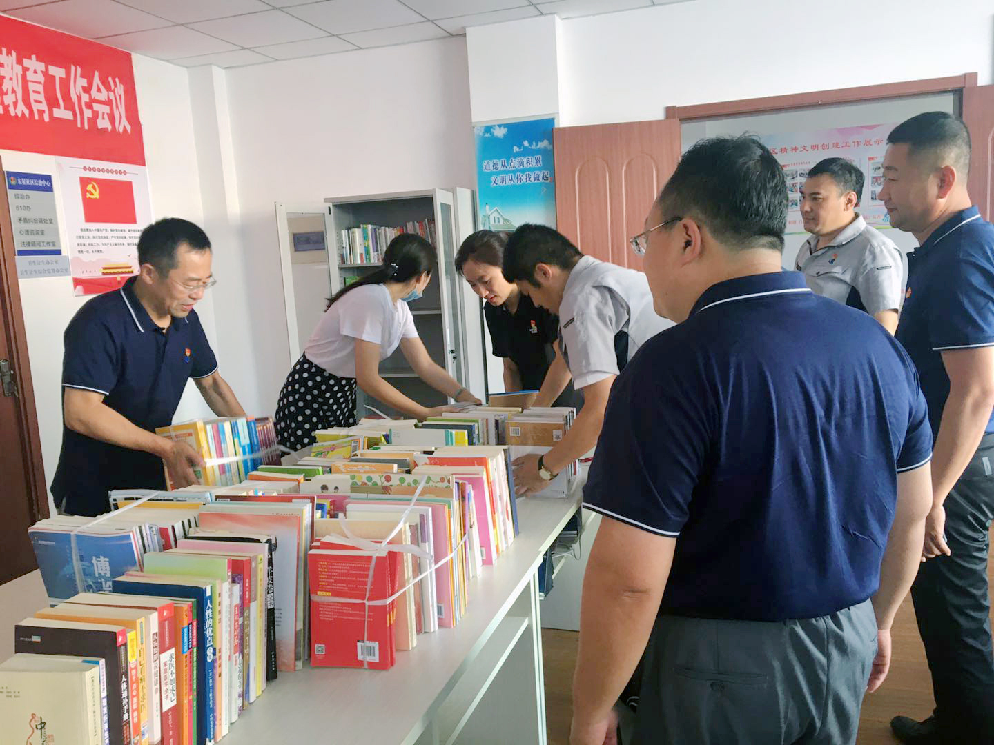 深入社区办实事 服务群众解难题