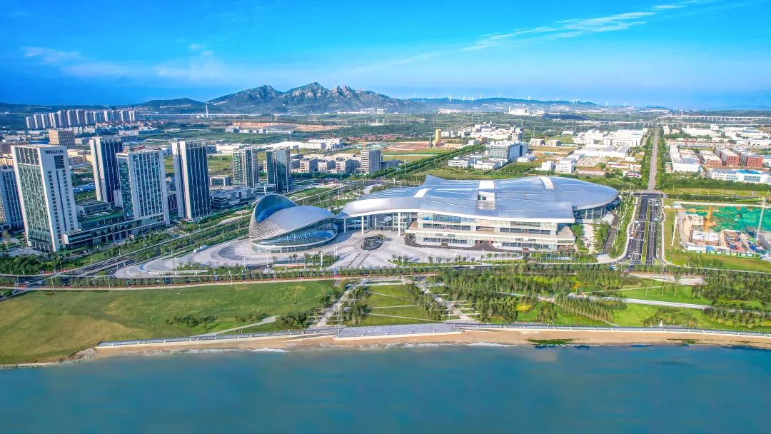 【黄渤海新区公众号】再获殊荣！烟台八角湾国际会展中心获评“最具风采地标会展场馆”