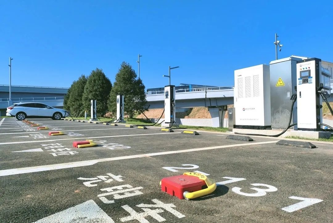 【大小新闻】烟台黄渤海新区：公共充电桩为便民出行“温暖续航”