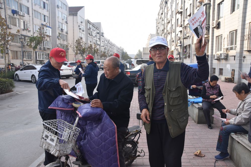 向社区群众发放安全教育宣传单.jpg