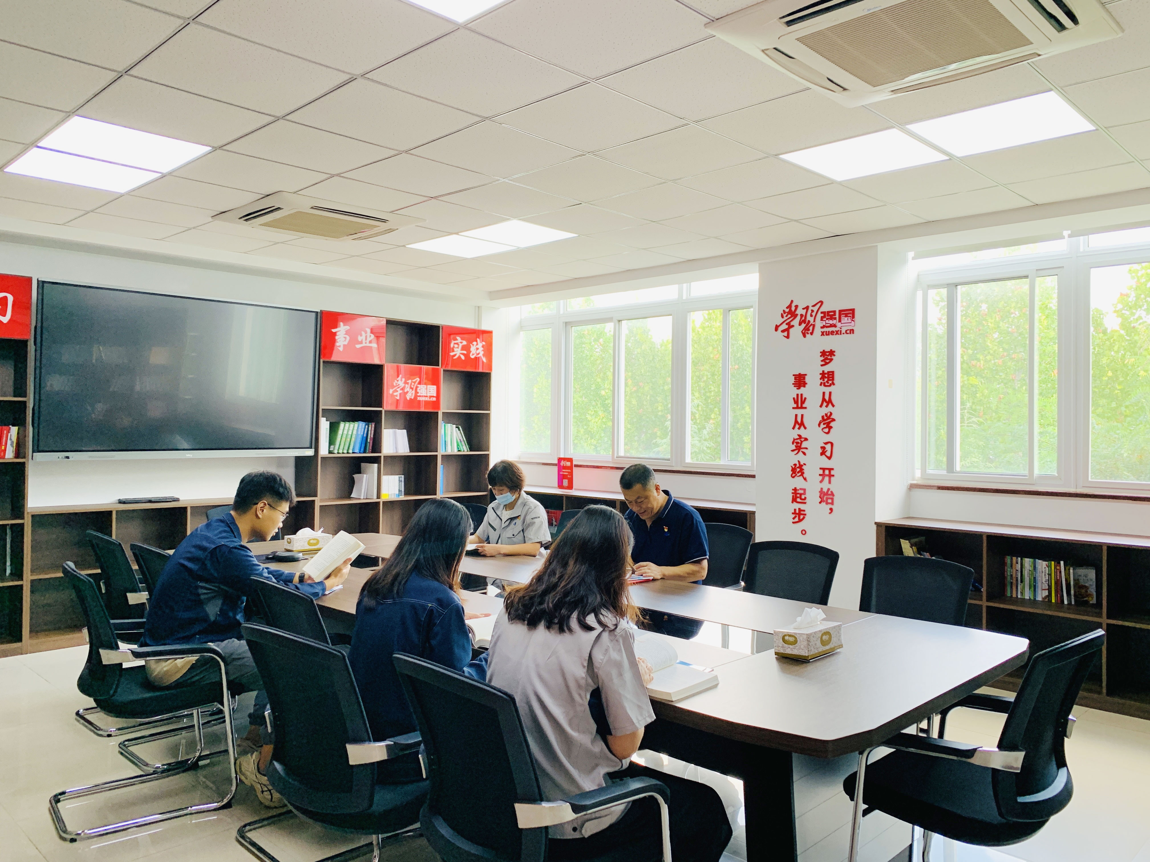 “学习强国”线下阅览室2.jpg “学习强国”线下阅览室2.jpg